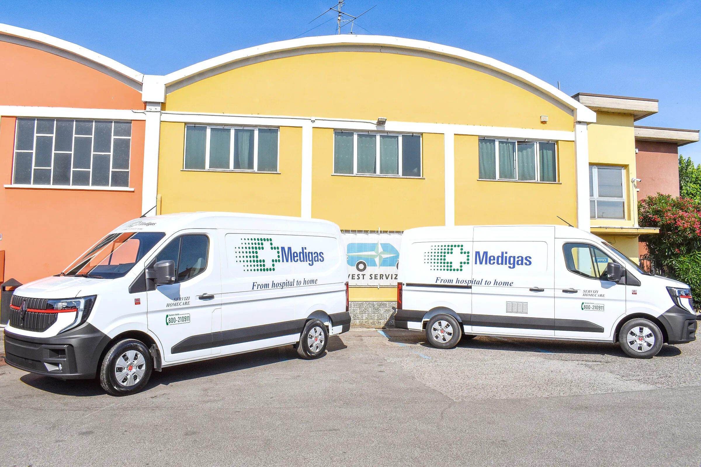 I furgoni dedicati alle consegne sanitarie davanti alla sede